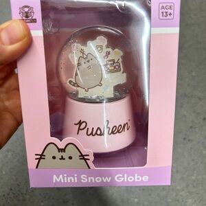 NWT Pusheen Mini Snow Globe